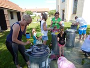 Společné odpoledne rodičů a dětí - natírání popelnic